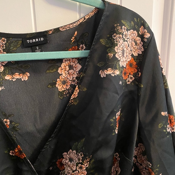 ❌SOLD❌ BLACK FLORAL SURPLICE SATIN BABYDOLL BLOUSE - Picture 4 of 5